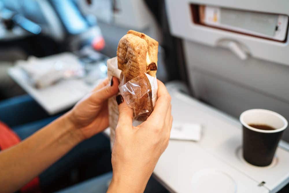Hành khách có thể mang một số loại đồ ăn lên máy bay với điều kiện đóng gói cẩn thận 